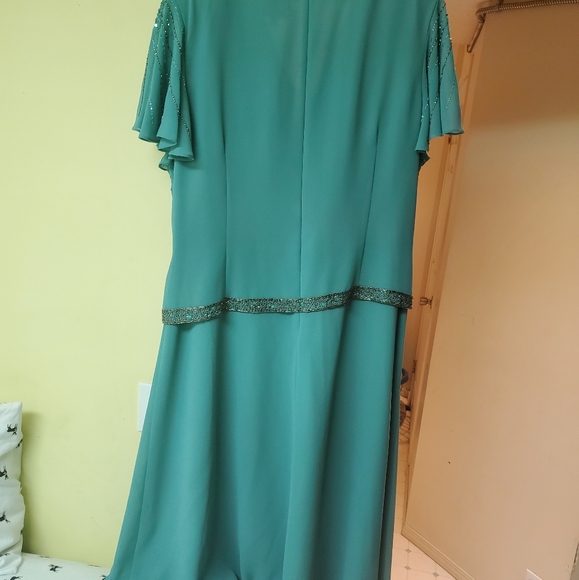 Gorgeous party gown. - Picture 2 of 3